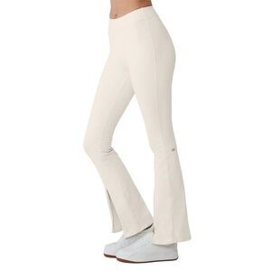 Alo Airbrush High-Waist Flutter Legging in ivory